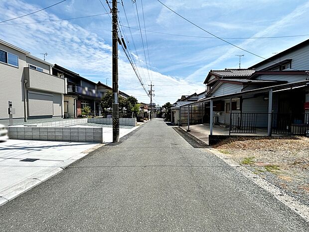 前面道路：南側約5.2ｍ幅。 車の出し入れや駐車もスムーズに行えます。見通しも良く、毎日のお出かけやお買い物も快適。運転が苦手な方でも落ち着いて車を扱いやすく、安心して暮らせる住環境です。 