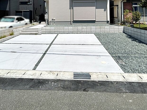 駐車場は2台分を確保し、並列で駐車できます。車同士の入れ替えが不要なので、毎日の車の出し入れもスムーズ。駐車しやすく、お車をよく利用する方にも使い勝手の良い駐車スペースです。 