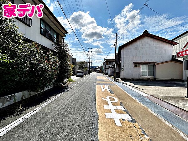 前面道路は公道で、幅員約7ｍのゆとりある広さがあります。車同士のすれ違いや駐車時の切り返しもスムーズに行え、毎日の駐車やお出かけもらくらく。運転が苦手な方でもゆとりを持って出入りしやすい道路幅です。