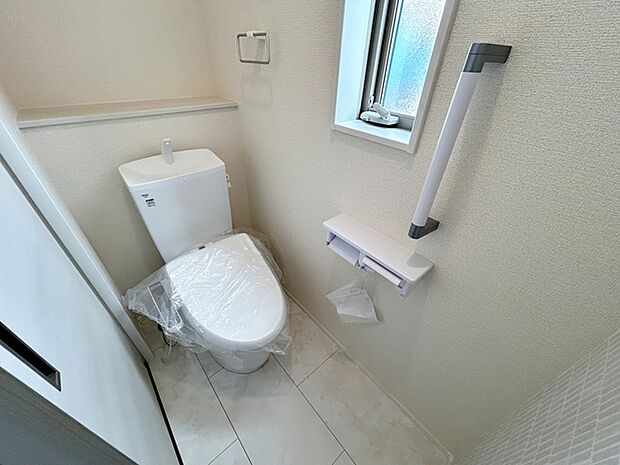 【2階トイレ】 各フロアに1か所ずつシャワー機能付きトイレを設置しており、朝の忙しい時間帯でもスムーズに利用できるため、混雑の軽減にもつながります。
