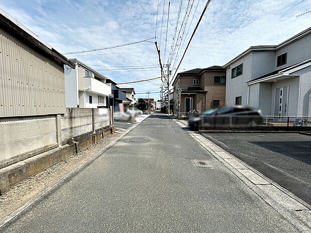 前面道路:南西側約4.5m幅。静かな住宅街で車通りも比較的少なく、毎日の車の出し入れもスムーズ。駐車や切り返しもしやすく、ゆとりを持って運転できるので、毎日快適にお使いいただけます。