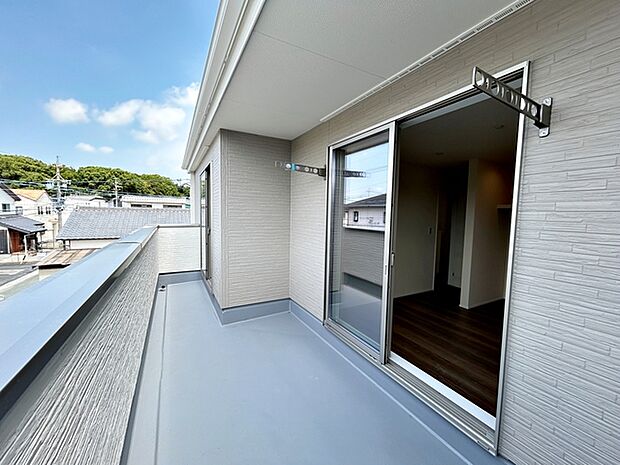 【バルコニー】 2部屋から出入りが可能なバルコニーで、日当たりの良さも魅力です。洗濯物や布団干しにも使いやすく、室内からの動線もスムーズ。