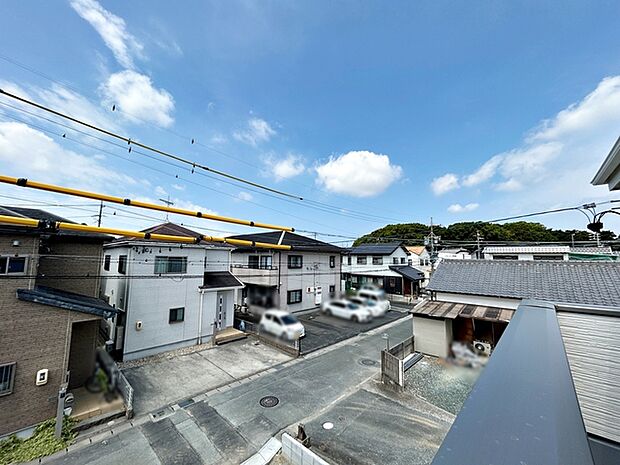 バルコニーからは閑静な街並みを望むことができ、外の空気を感じながら過ごせるスペースです。日常の中で外の景色を眺めることで気分転換もしやすく、ほどよい開放感も感じられます。