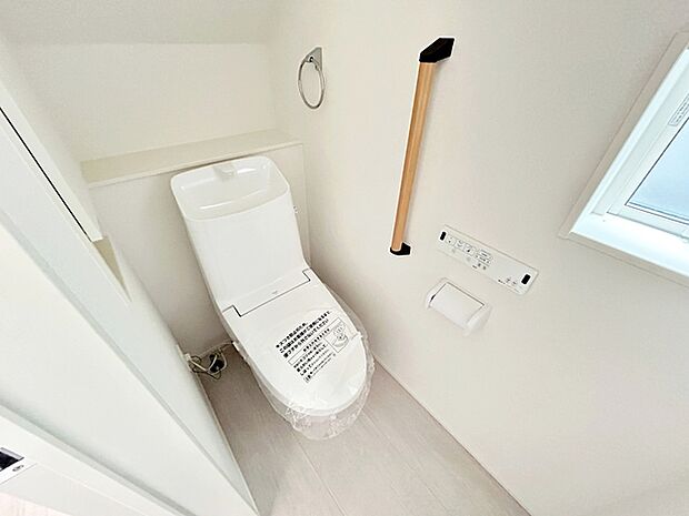 【1階トイレ】 1階・2階ともにシャワー機能付きトイレを設置しています。小窓付きのため換気もしやすく、空気の入れ替えがスムーズに行えるのもポイント。
