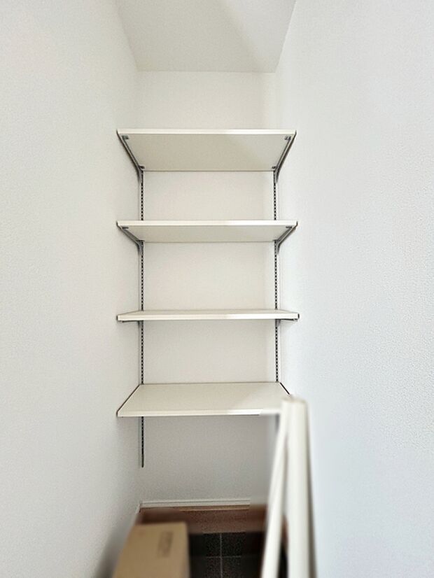 玄関の土間収納。傘やアウトドア用品も収納できます。棚は可変式のため収納する物に合わせて高さ調整ができ、ブーツや小物なども無駄なく整理しやすくなります!