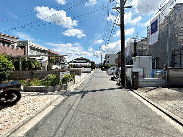 前面道路:北側約4.4m幅。 静かな住宅街で車通りも比較的少なく、毎日の車の出し入れもスムーズ。駐車や切り返しもしやすく、ゆとりを持って運転できるので、毎日快適にお使いいただけます。