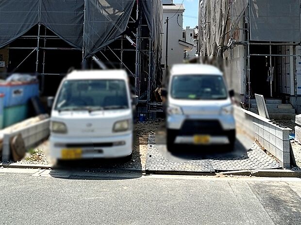 駐車場は2台分を確保し、並列で駐車できます。車同士の入れ替えが不要なので、毎日の車の出し入れもスムーズ。駐車しやすく、お車をよく利用する方にも使い勝手の良い駐車スペースです。