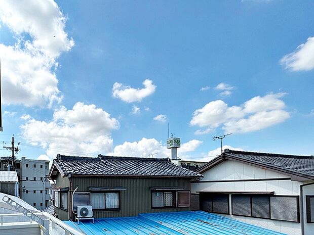 バルコニーからは閑静な街並みを望むことができ、外の空気を感じながら過ごせるスペースです。日常の中で外の景色を眺めることで気分転換もしやすく、ほどよい開放感も感じられます。