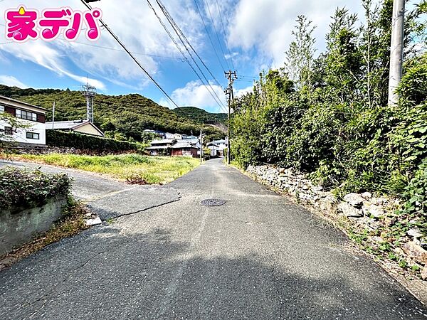 前面道路はゆとりの約6ｍ！車通りも比較的少なく、落ち着いた住環境が魅力です。