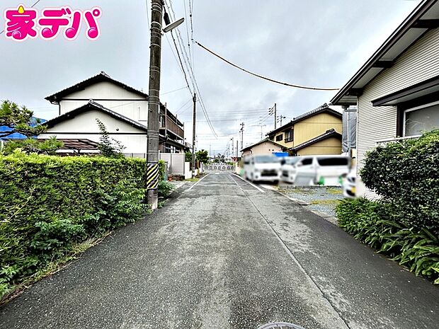 前面道路は約5.5ｍあり、車の出し入れや駐車もスムーズに行えます。毎日のお買い物や通勤時もゆとりを持って運転しやすく、見通しの良い環境が魅力！運転が苦手な方でも安心してお住まいいただけます。 