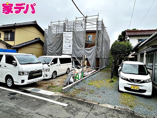【1号棟】上棟しました！右側の建物になります。 ・長期優良住宅 ・5LDK ・LDK16.2帖 ・全居室収納完備 ・独立洋室 ・リビング階段 ・ウォークインクローゼット ・並列駐車場2台可