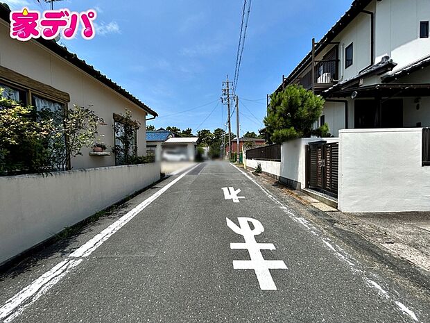 前面道路は約5.5ｍあり、車の出し入れや駐車もスムーズに行えます。毎日のお買い物や通勤時もゆとりを持って運転しやすく、見通しの良い環境が魅力！運転が苦手な方でも安心してお住まいいただけます。 