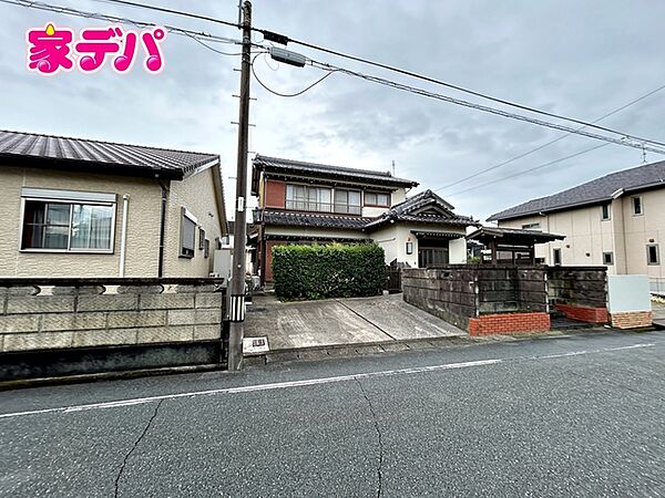 県道に出やすく、豊川方面へのアクセス良好な立地です