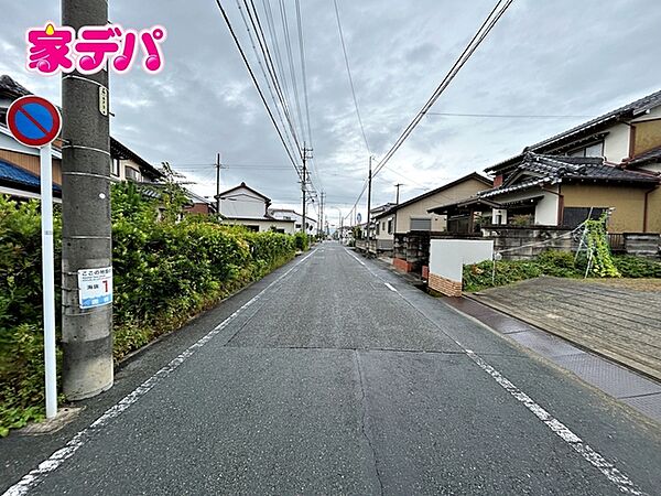 前面道路はゆとりの約6ｍ。車通りも比較的少なく、落ち着いた住環境！駐車や車のすれ違いもスムーズに行いやすく、運転が苦手な方や子育て世帯にも安心！毎日の車の出し入れがしやすい、ゆとりある住環境です。