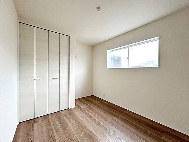 【西側洋室5.4帖】 お子様の一人部屋として使いやすい広さの居室で、成長に合わせて長くご利用いただけます。クローゼット付きで収納もしやすく、自然とお片付けの習慣が身につきやすい環境です!