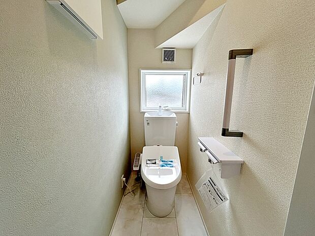 1階・2階ともにシャワー機能付きトイレを設置しています。小窓付きのため換気もしやすく、空気の入れ替えがスムーズに行えるのもポイント。日常的に使いやすく、清潔感を保ちやすい快適な空間となっています。