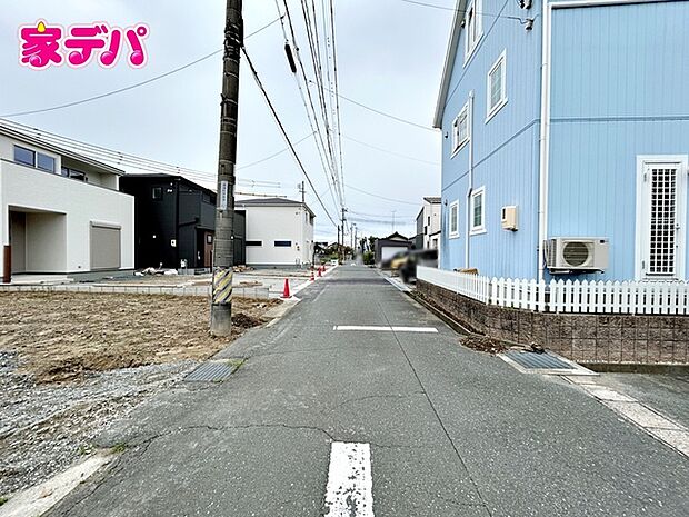 前面道路:南側約5.3m幅、北東側約5.5m幅。 ゆとりがあり、車の出し入れや駐車もスムーズに行えます。見通しも良く、毎日のお出かけやお買い物も快適。
