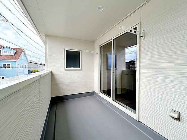 【バルコニー】 屋根付きのインナータイプのバルコニーなので、急な雨でも洗濯物が濡れにくく安心です。天候を気にせず外干しができ、毎日の家事をサポートしてくれる使い勝手の良いスペースです。