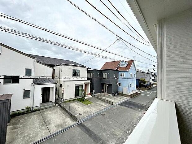 バルコニーからは閑静な街並みを望むことができ、外の空気を感じながら過ごせるスペースです。日常の中で外の景色を眺めることで気分転換もしやすく、ほどよい開放感も感じられます。