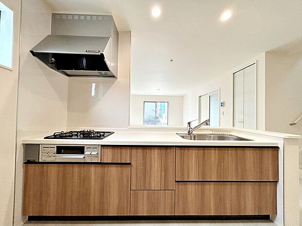 対面式キッチンで、料理や作業をしながらリビングにいるお子様の様子を見守ることができ、安心して家事が行えます。家族との距離も近く、会話を楽しみながら過ごせるキッチンです。
