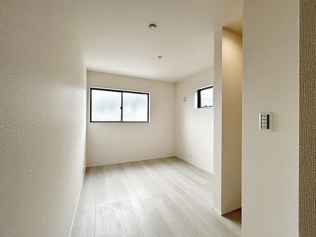 【洋室5.5帖】 お子様にとっての初めての「自分の部屋」としても使いやすく、学習机やベッドの配置もしやすい広さがあります。