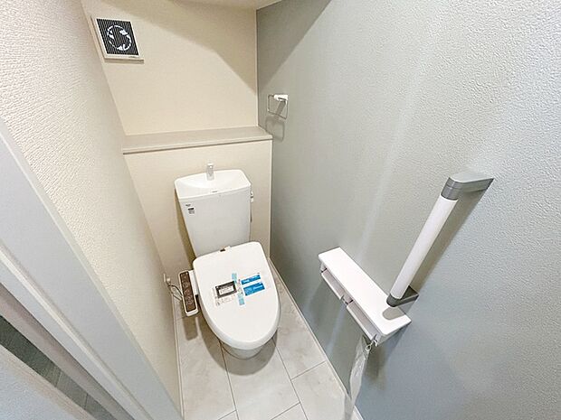 各フロアに1か所ずつシャワー機能付きトイレを設置しており、朝の忙しい時間帯でもスムーズに利用できるため、混雑の軽減にもつながります。