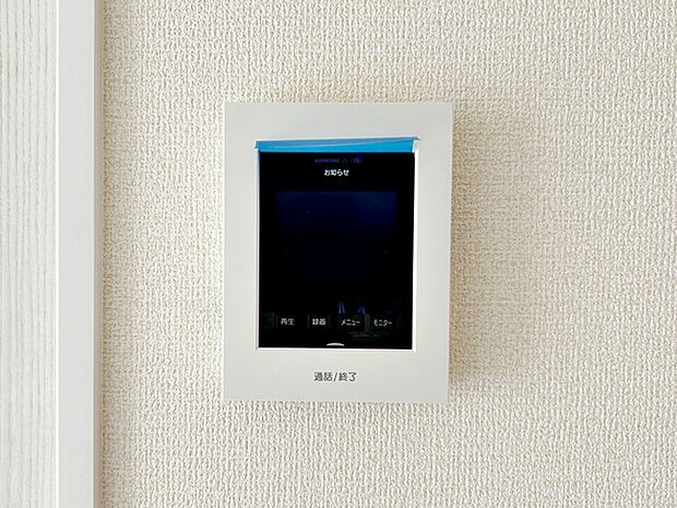【TVモニター付きインターホン】 玄関まで行かずに室内から来客確認ができるため、手が離せない時でも応対ができます。家事中や作業中でもそのまま対応でき、移動の手間を減らしながら来客対応が行えます。