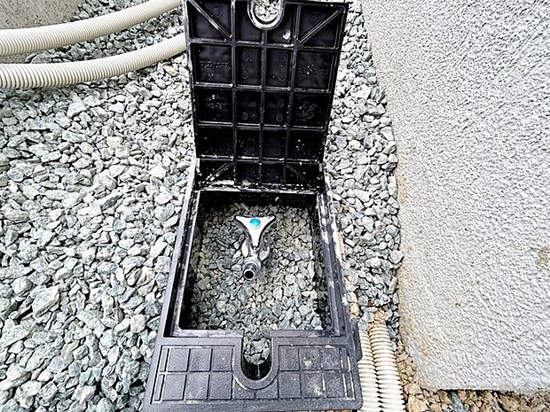 玄関横に散水栓があるので、お庭の水やりや洗車、外まわりのお掃除もスムーズ。夏にはお子様の水遊びにも活用でき、屋外でのさまざまなシーンで便利に使える、うれしい設備です。