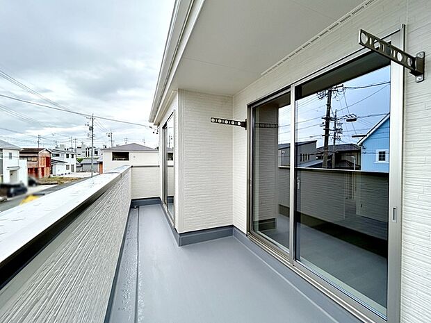 【バルコニー】 2部屋からアクセスできるバルコニーで、日当たりも良好です。洗濯物や布団干しにも使いやすく、毎日の家事をサポートしてくれるスペース。