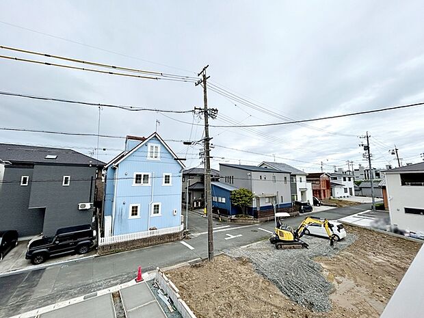 バルコニーからは閑静な街並みを望むことができ、外の空気を感じながら過ごせるスペースです。日常の中で外の景色を眺めることで気分転換もしやすく、ほどよい開放感も感じられます。
