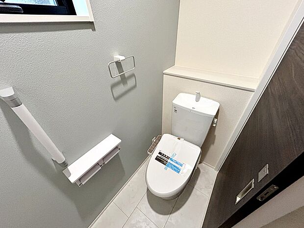 各フロアに1か所ずつシャワー機能付きトイレを設置しており、朝の忙しい時間帯でもスムーズに利用できるため、混雑の軽減にもつながります。