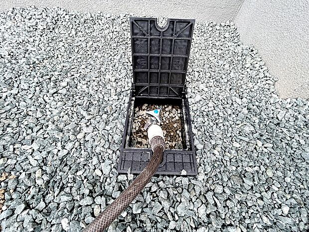 玄関横に散水栓があるので、お庭の水やりや洗車、外まわりのお掃除もスムーズ。夏にはお子様の水遊びにも活用でき、屋外でのさまざまなシーンで便利に使える、うれしい設備です。