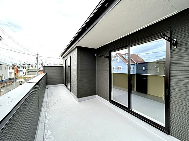 【バルコニー】 2部屋から出入りが可能なバルコニーで、日当たりの良さも魅力です。洗濯物や布団干しにも使いやすく、室内からの動線もスムーズ。