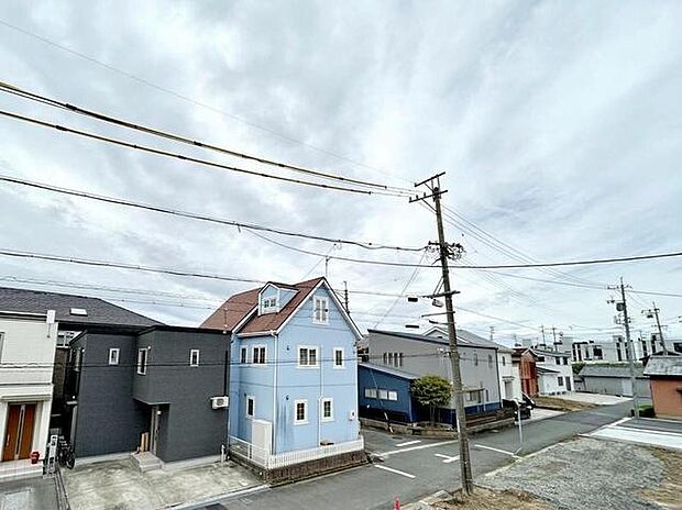 バルコニーからは閑静な街並みを望むことができ、外の空気を感じながら過ごせるスペースです。日常の中で外の景色を眺めることで気分転換もしやすく、ほどよい開放感も感じられます。