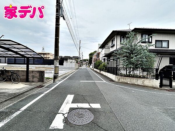 前面道路は公道で、幅員約6ｍのゆとりある広さがあります。車同士のすれ違いや駐車時の切り返しもスムーズに行え、毎日の駐車やお出かけもらくらく。運転が苦手な方でもゆとりを持って出入りしやすい道路幅です。