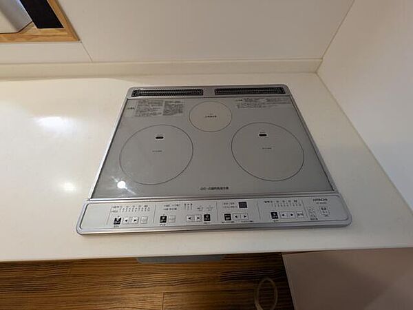 【IHクッキングヒーター】 天板がフラットなため、調理後の汚れをサッと拭き取りやすく、コンロ周りの掃除が簡単に行えます。凹凸が少ないため汚れが溜まりにくく、清潔な状態を保ちやすい点も魅力！