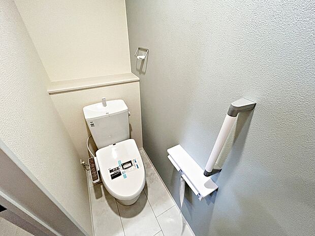 【トイレ】 各階にシャワー付きトイレを備えており、快適にお使いいただけます。清潔に使いやすく、お手入れもしやすい仕様で、毎日気持ちよくお使いいただけます。