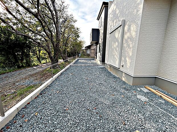 庭でガーデニングを楽しんだり、プール遊びやバーベキューを満喫したりと、使い方は自由自在。陽当たりの良い南庭で、ご家族やご友人との楽しい時間を過ごせるのも魅力です。