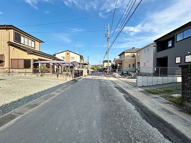 前面道路:北東側約6m幅 前面約6m幅の道路に面しており、車の通行や駐車もゆとりを持って行える広さです。毎日のお出かけやお買い物の際もスムーズで、運転が苦手な方でも安心して車の出し入れができます。