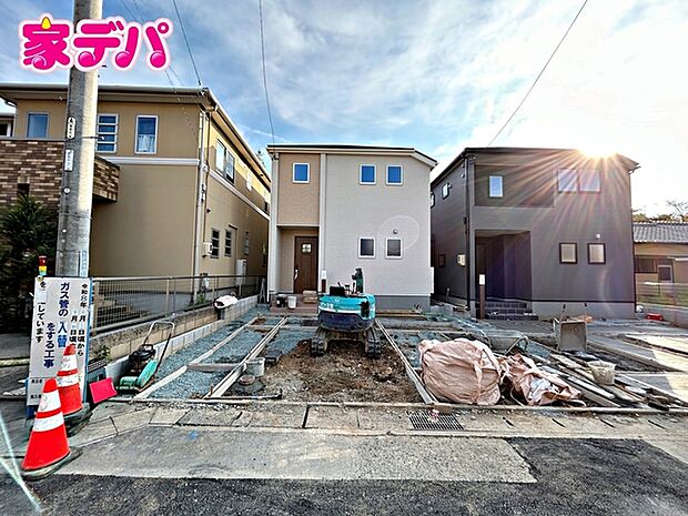 駐車場は並列2台分を確保し、並列で駐車できます。車同士の入れ替えが不要なので、毎日の車の出し入れもスムーズ。駐車しやすく、お車をよく利用する方にも使い勝手の良い駐車スペースです。