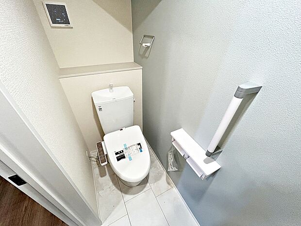 【トイレ】 各フロアに1か所ずつシャワー機能付きトイレを設置しており、朝の忙しい時間帯でもスムーズに利用できるため、混雑の軽減にもつながります。
