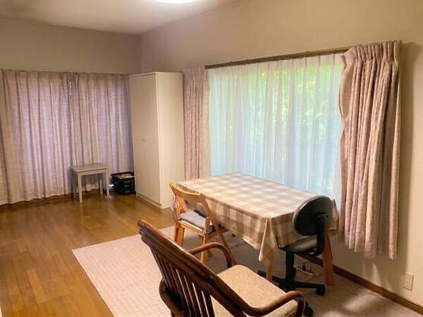ソファやダイニングセットを配置してもゆとりあるレイアウトが可能です。大きな窓からたっぷりの陽光が差し込み、明るいリビングでご家族それぞれが思い思いの時間を過ごせます。