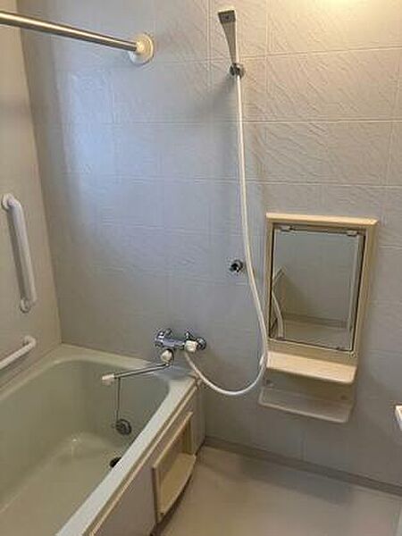 足をしっかり伸ばして入浴できる快適な浴室で、ゆったりとリラクゼーション時間をお過ごしいただけます。広さにゆとりがあるため圧迫感が少なく、毎日の入浴で一日の疲れをリフレッシュできます。