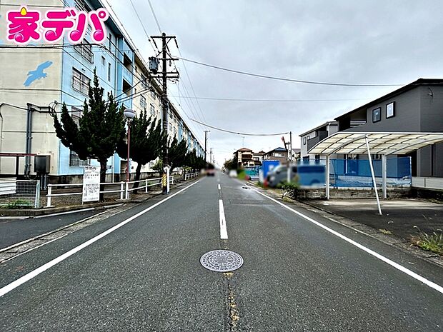 前面道路は公道で、車のすれ違いもらくらく広々8mの幅があります