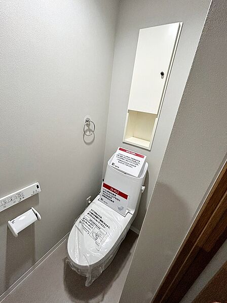 【トイレ】 シャワー付きトイレを備えており、快適にお使いいただけます。清潔に使いやすく、お手入れもしやすい仕様で、毎日気持ちよくお使いいただけます。