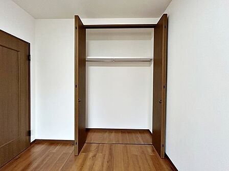 パイプハンガー付きのクローゼットで、衣類を掛けたまま収納できるため畳む手間が少なく、日常の片付けもスムーズに行えます。大切な衣類をシワや日焼けから守りながら保管できます。