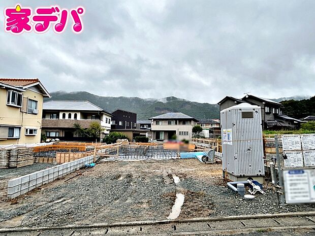 基礎工事中です。ご見学希望のお客様につきましては同型同仕様の物件にご案内いたします。当日のご連絡でも対応いたします。お気軽に『家デパ』までお問い合わせ下さい！経験豊富なスタッフが対応いたします。