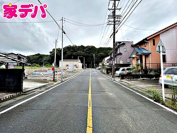 前面道路は公道で、幅員約8mのゆとりある広さがあります。車同士のすれ違いや駐車時の切り返しもスムーズに行え、毎日の駐車やお出かけもらくらく。運転が苦手な方でもゆとりを持って出入りしやすい道路幅です。