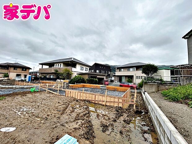 基礎工事中です。ご見学希望のお客様につきましては同型同仕様の物件にご案内いたします。当日のご連絡でも対応いたします。お気軽に『家デパ』までお問い合わせ下さい！経験豊富なスタッフが対応いたします。
