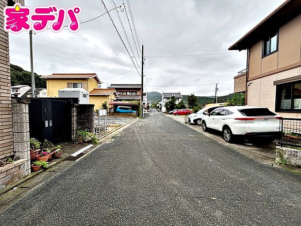 前面道路は公道で、幅員約6ｍのゆとりある広さがあります。車同士のすれ違いや駐車時の切り返しもスムーズに行え、毎日の駐車やお出かけもらくらく。運転が苦手な方でもゆとりを持って出入りしやすい道路幅です。 